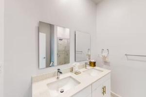达文波特Luxury 4 BR Den w Private Pool close to Disney Golf Clubs Pet Friendly的白色的浴室设有2个水槽和2面镜子