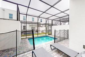 Luxury 4 BR Den w Private Pool close to Disney Golf Clubs Pet Friendly内部或周边的泳池