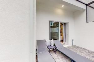 Luxury 4 BR Den w Private Pool close to Disney Golf Clubs Pet Friendly的阳台或露台