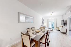 Luxury 4 BR Den w Private Pool close to Disney Golf Clubs Pet Friendly的电视和/或娱乐中心