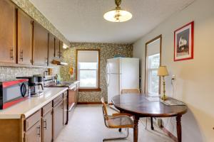 een keuken met een tafel en een koelkast bij Private Retreat with Deck 1 Mi From Cowanesque Lake in Lawrenceville +25 foto's