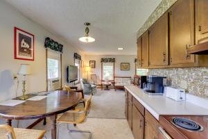 een keuken met een tafel en een woonkamer bij Private Retreat with Deck 1 Mi From Cowanesque Lake in Lawrenceville