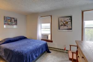 een slaapkamer met een bed en een raam bij Private Retreat with Deck 1 Mi From Cowanesque Lake in Lawrenceville