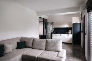 a living room with a couch and a kitchen at סויטת גן עם גקוזי יש מקלט ליד הדירה in Qiryat Motzkin