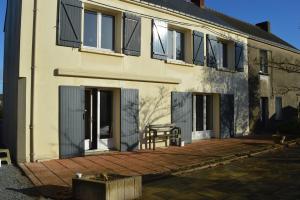 CampbonにあるMaison de campagneのドアとパティオのベンチがある建物