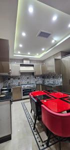Η κουζίνα ή μικρή κουζίνα στο 818 GUEST House HOUSE 818 STREET 11 I-8