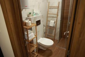 A bathroom at Apartman Borovi 15 Divčibare