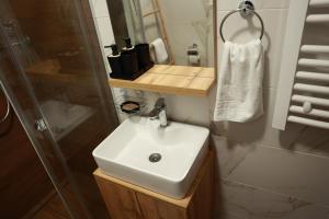 A bathroom at Apartman Borovi 15 Divčibare