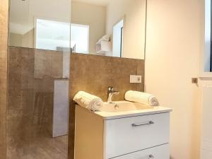 un bagno con lavandino e specchio di Stilvolles Apartment mit Parkplatz, barrierefrei a Reinheim Altre 14 foto