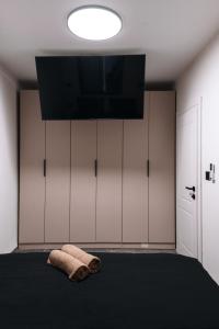 a bedroom with a bed and a flat screen tv at אחוזת בר אילן עם גקוזי יש בדירה ממד in Qiryat Motzkin