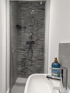 Ένα μπάνιο στο Large 4 Bed Hse, Sleeps 7, 3 BTH, Drive PRKG-4 Cars, M4-A329, Shinfield Studios, 10mins, Reading, Ascot & Legoland 20mins, Film Crew, Contractor & Family Friendly