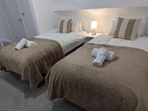 Ένα ή περισσότερα κρεβάτια σε δωμάτιο στο Large 4 Bed Hse, Sleeps 7, 3 BTH, Drive PRKG-4 Cars, M4-A329, Shinfield Studios, 10mins, Reading, Ascot & Legoland 20mins, Film Crew, Contractor & Family Friendly