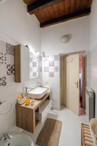 une salle de bains avec lavabo et baignoire dans l'établissement La Corona Home - Lago d'Iseo, à Sale Marasino