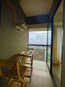 Habitación con mesa y vistas a la ciudad en Exclusivo Apartamento-Sky Four, en Lima