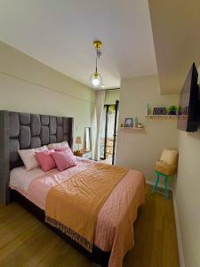 Un dormitorio con una cama grande con almohadas rosas. en Exclusivo Apartamento-Sky Four, en Lima