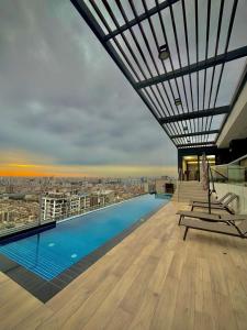 una piscina en la azotea de un edificio en Exclusivo Apartamento-Sky Four, en Lima