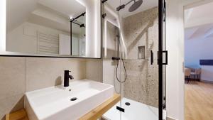 リューネブルクにあるApartment 12 No8A Boardinghouse Lüneburgの洗面台とシャワー付きのバスルーム +25枚の写真