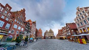 リューネブルクにあるApartment 12 No8A Boardinghouse Lüneburgの曇りの日の建物が並ぶ街道