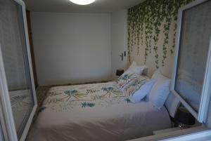 En eller flere senge i et værelse på Maison de la côte Saint Amand