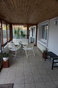 En balkon eller terrasse på Maison de la côte Saint Amand + 12 billeder