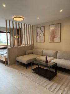 una sala de estar con un sofá y una mesa en L&K Apartment, en Metzingen