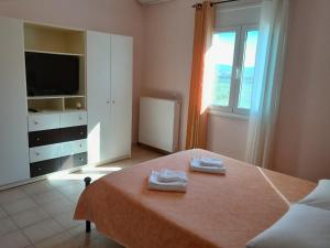 Posteľ alebo postele v izbe v ubytovaní Omorfi Poli 120 sqm Apartment