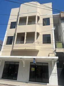 een hoog wit gebouw met balkons erop bij Hotel La Mansion del General in Tampico