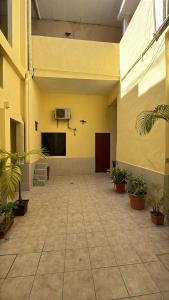 een grote kamer met een basketbalveld en een scherm bij Hotel La Mansion del General in Tampico