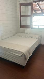 Una cama doble en una habitación con ventana. en Linda chácara com localização privilegiada, en Águas de Lindóia