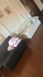 dos toallas sentadas en una mesa en una habitación en Linda chácara com localização privilegiada, en Águas de Lindóia 35 fotos más