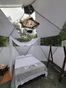 a bedroom with a bed in a tent at Ecohotel la Floresta in Ginebra