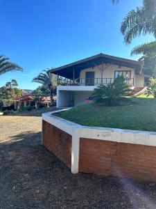 una pared de ladrillo frente a una casa en Linda chácara com localização privilegiada, en Águas de Lindóia