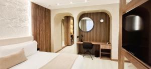 Botanico Hotel y Spa的电视和/或娱乐中心