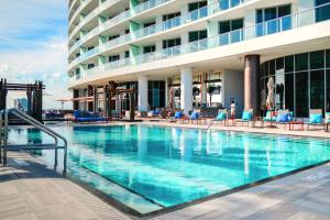 una piscina di fronte a un hotel di Stunning Condo 2/2 At Hyde BeachResort Beach Front a Hollywood