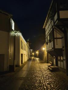 an empty street at night in an alley at Gästewohnung direkt an der Wallmauer in Neubrandenburg