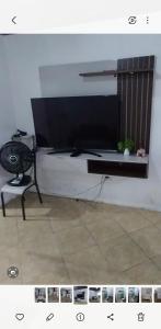 TV a/nebo společenská místnost v ubytování CASA DE HOSPEDAGEM FLORES PARATY AMBIENTE FAMILIAR 600M DO CENTRO e COM CAFÉ DA MANHÃ INCLUSO CASA COMPLETA