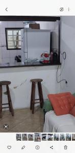 Kuchyň nebo kuchyňský kout v ubytování CASA DE HOSPEDAGEM FLORES PARATY AMBIENTE FAMILIAR 600M DO CENTRO e COM CAFÉ DA MANHÃ INCLUSO CASA COMPLETA