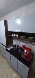 Kuchyň nebo kuchyňský kout v ubytování CASA DE HOSPEDAGEM FLORES PARATY AMBIENTE FAMILIAR 600M DO CENTRO e COM CAFÉ DA MANHÃ INCLUSO CASA COMPLETA
