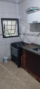 Kuchyň nebo kuchyňský kout v ubytování CASA DE HOSPEDAGEM FLORES PARATY AMBIENTE FAMILIAR 600M DO CENTRO e COM CAFÉ DA MANHÃ INCLUSO CASA COMPLETA