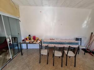 Posezení v ubytování CASA DE HOSPEDAGEM FLORES PARATY AMBIENTE FAMILIAR 600M DO CENTRO e COM CAFÉ DA MANHÃ INCLUSO CASA COMPLETA