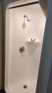 Koupelna v ubytování Edn Hotel