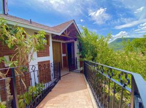 a house with a balcony with a fence at Hotel Casa Cantera in El Carmen