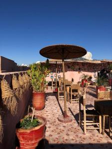 Restauracja lub miejsce do jedzenia w obiekcie Red Vibes Hostel Marrakech