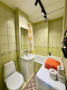 ein Badezimmer mit Toilette, Waschbecken und Badewanne in der Unterkunft Super Apartment YELLOW 2x Metro fast Wifi 1 Gbs Netflix Panorama Miasta in Warschau