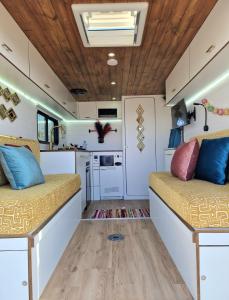Static Camper in front of the Sea的厨房或小厨房