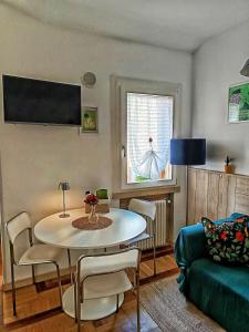 a living room with a table and a couch at Casa Mirighì in Padova