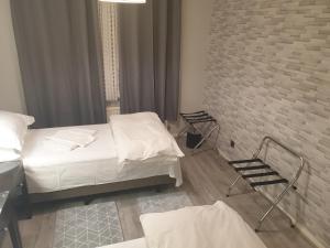 ein Schlafzimmer mit einem Bett und zwei Stühlen darin in der Unterkunft Spacious, Stylish Two-Bedroom Maisonette, Modern Amenities, Elegant Interiors in Buckinghamshire