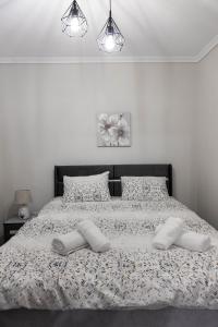 Postel nebo postele na pokoji v ubytování Comfortable Suites 2