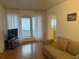 TV a/nebo společenská místnost v ubytování Cheap Outlet Center Apartment with Pool