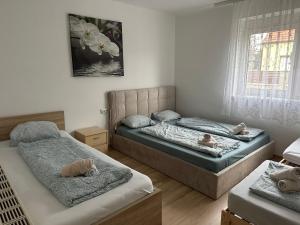 Postel nebo postele na pokoji v ubytování Cheap Outlet Center Apartment with Pool + 17 fotografií